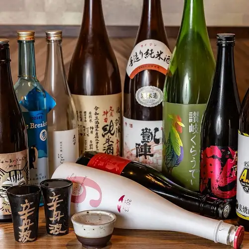 Local sake from all over Japan that complements the cuisine