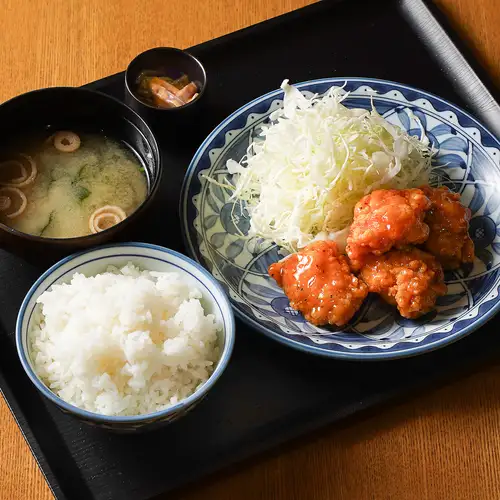 鶏の竜田揚げ定食〈ご飯・味噌汁・イカの肝和え付〉