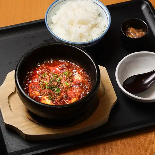 痺れ!麻婆豆腐定食〈ご飯・イカ肝和え付〉