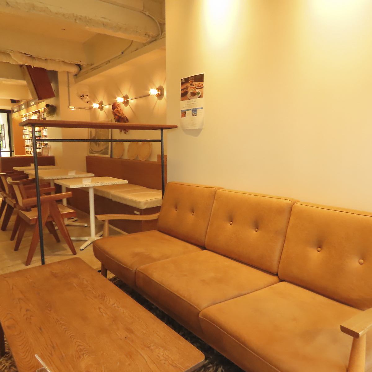 店内にはデートにもぴったりのソファー席やテラス席がございます