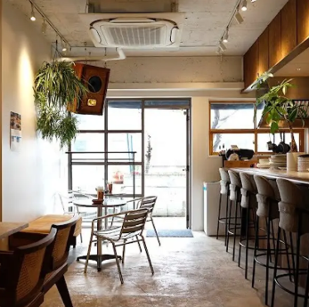 木の温もりを感じるインテリアに、大きな窓から差し込む光が心地よく、昼下がりのコーヒーブレイクにも最適。開放的なテラス席ではペット同伴もOK愛犬とのカフェタイムを楽しめるのも魅力のひとつ。