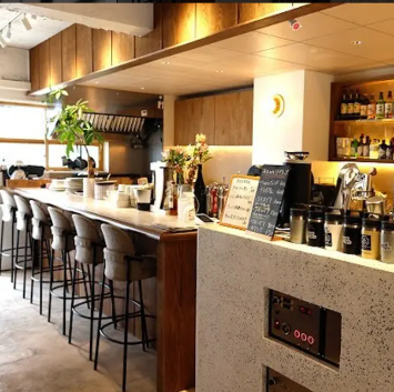 大きな窓から光が差し込む開放的な店内は、日常の喧騒を忘れさせてくれる落ち着いた雰囲気。ライブ感満点のカウンター席は、絶妙なタイミングでお食事やお飲物をご提供させて頂きます!