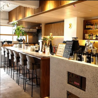 ライブ感満点のカウンター席は、絶妙なタイミングでお食事やお飲物をご提供させて頂きます！