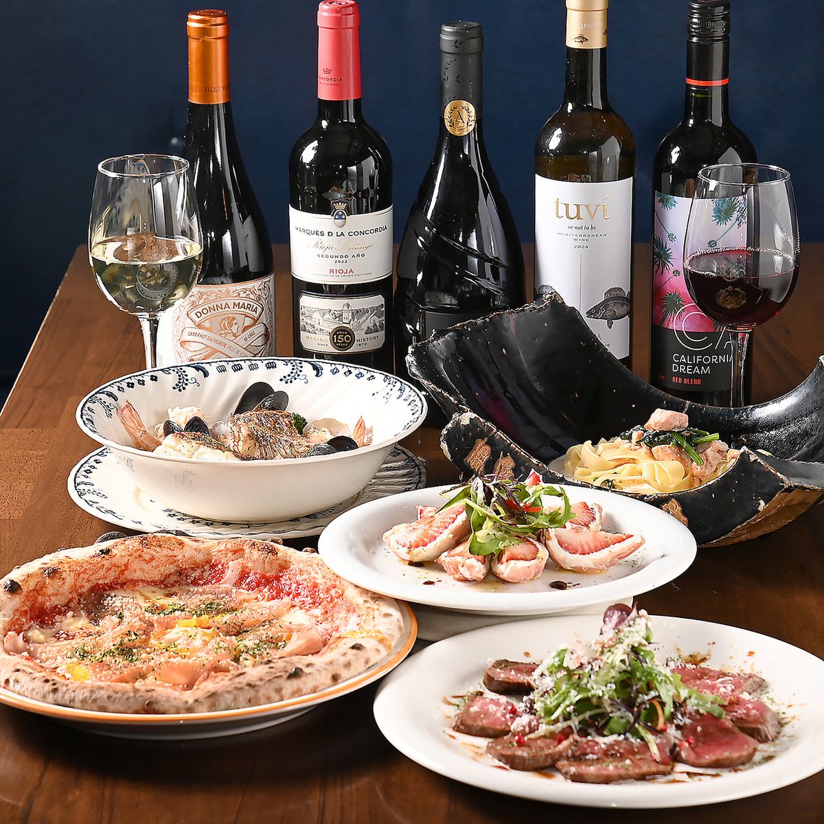 伝統的な手法で職人が薪を使って丁寧に焼き上げるTETE自慢のピッツァ