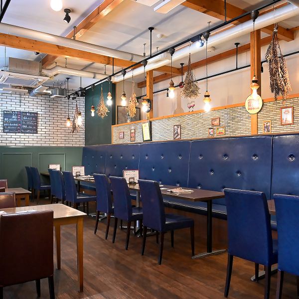 お一人様やカップルで気軽に利用できるカウンター席から、グループでゆったり座れるテーブル席まで、多彩な座席をご用意しています。飯塚病院のすぐ前という分かりやすい立地も嬉しいポイント♪毎日書き換えられる黒板メニューが店内の雰囲気を彩り、訪れるたびに新しい発見があります。