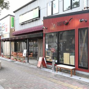 ５０名以上で店内貸し切り可能です。８０名以上で店内＆テラス貸し切り可能です。最大１００名までご対応可能です。