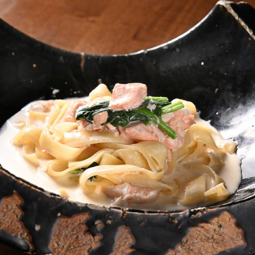 サーモンとほうれん草のクリームパスタ