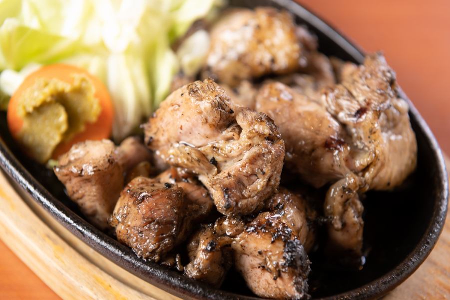 宫崎县产的黑烤“日向鸡大腿”、果肉丰富的果酒“熊钵”等其他地方都没有的独特菜单，欢迎光临本店品尝！