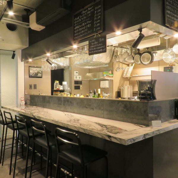 [Italian food to enjoy at the counter] Atmospheric open kitchen counter seats.Even one person can casually enjoy meals and drinks.Whether you want to have a quick drink, have a hearty meal, or look cool in a stylish atmosphere, this is a space that can be used for any occasion.