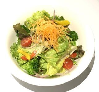 Green salad of seasonal vegetables