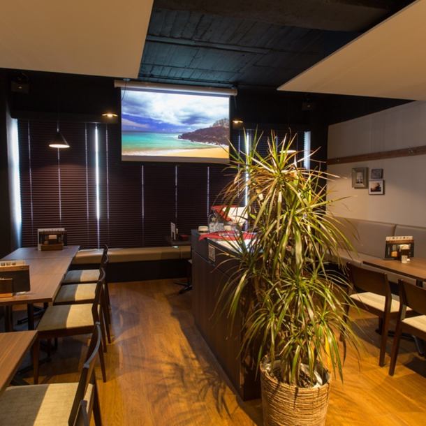 大画面モニターも2台常備設置の店内。大きな窓も開放的な空間で婚礼2次会には最適です。大宮でのデート、記念日、接待など特別な日にもご利用ください☆