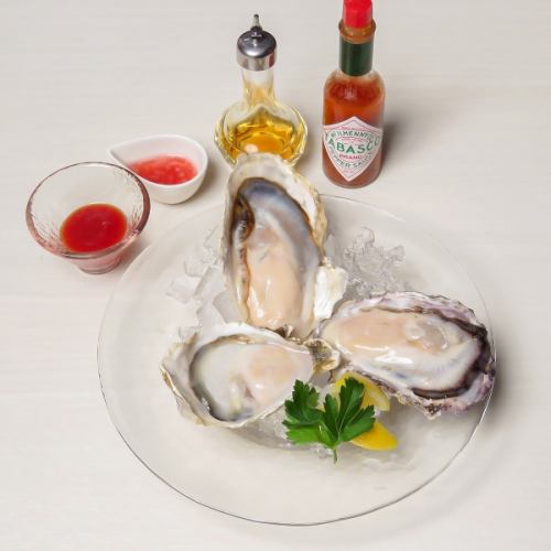 生牡蠣(ヴィネガーソース・カクテルソース添え)