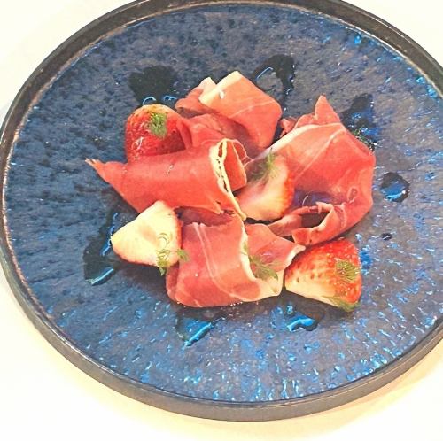 スペイン産ハモンセラーノと季節のフルーツ