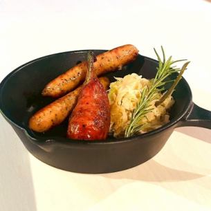 骨付きチョリソー＆バジルソーセージのグリル　アルザス風シュークルート