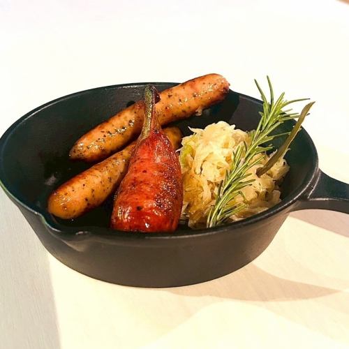 骨付きチョリソー&バジルソーセージのグリル アルザス風シュークルート