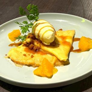 オレンジ香るクレープシュゼット　バニラアイスとキャラメルソース