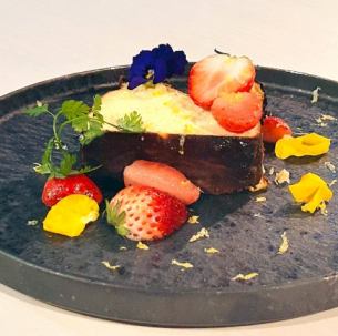 ほろ苦いバスク風チーズケーキ　旬果実のコンポートを添えて