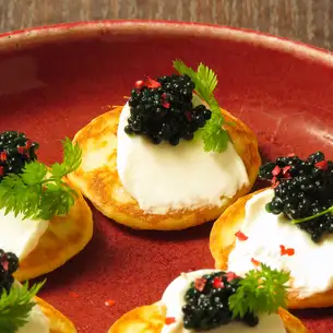 ミニブリニとサワークリーム キャビア添え