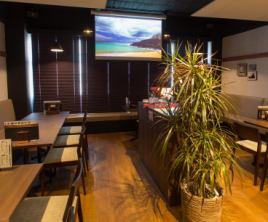 デートから団体パーティまで使える奥ソファーの窓際テーブル席。景色を眺めることもできる大人気のお席です