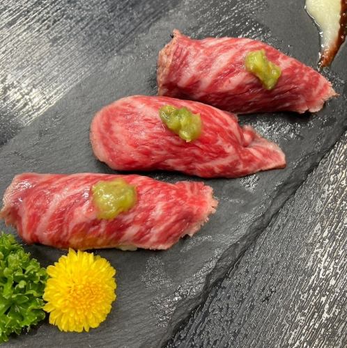 [Very popular] Grilled meat sushi (three pieces)