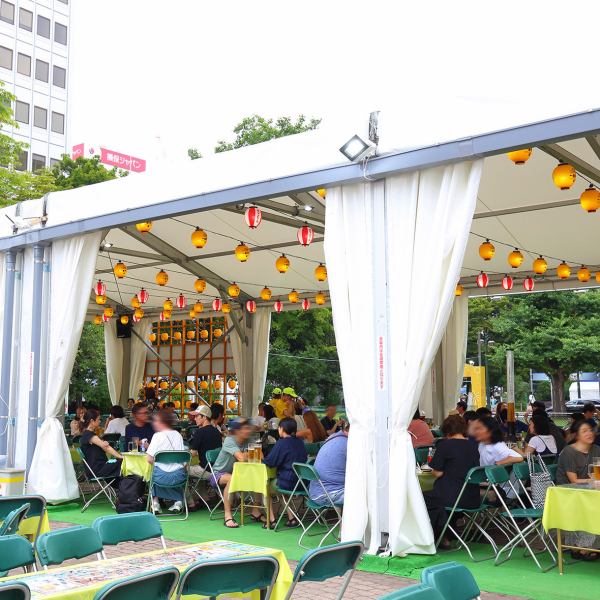  総席数：1631席（予約席312席・一般席1319席） 円形噴水を中心とした大通公園7丁目会場。西に予約席の大型テント、噴水を囲むように配置されたパゴダテント。芝生横の席も小型テントで、雨天時でも安心して飲食を楽しめる快適な空間をご用意しています。 