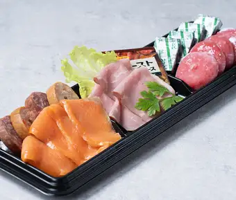 Reserved seating (includes drinks + mini appetizers): ¥4,200 per person