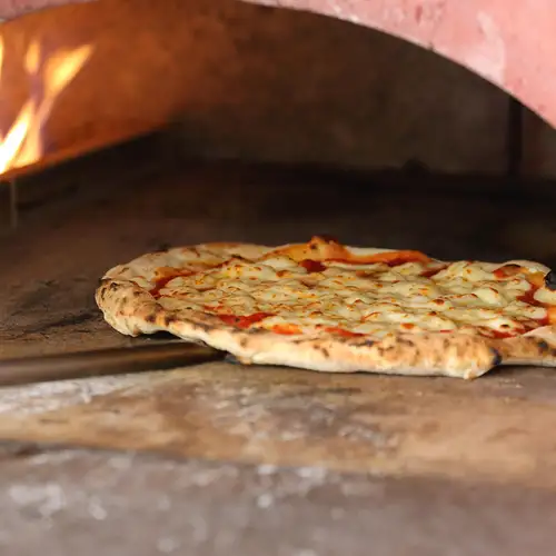 目の前で焼き上げる本格窯焼きピッツア!