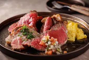 ★Enjoy all-you-can-eat 13 kinds of churrasco, salad, homemade bread, and various homemade desserts.