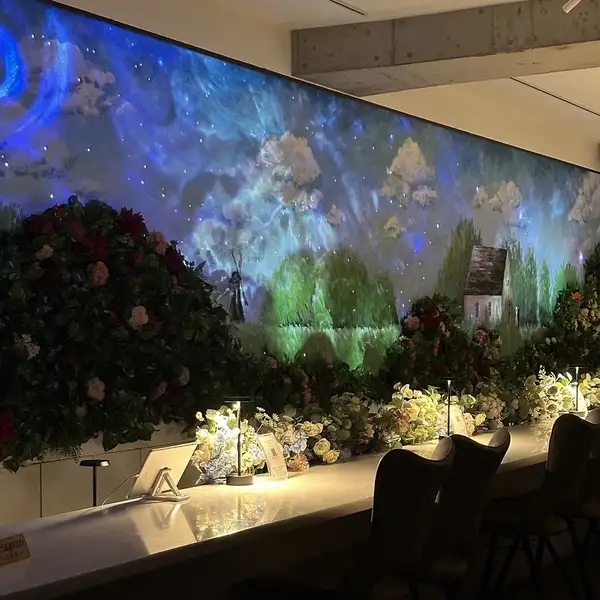 【お花に包まれる隠れ家空間】地下への扉を開けると、そこは一面のお花に彩られた別世界。テーブル席は周囲を華やかな装飾に囲まれ、プライベート感あふれる落ち着いたひとときをお過ごしいただけます。女子会や合コン、親しい友人との語らいにぴったりです。
