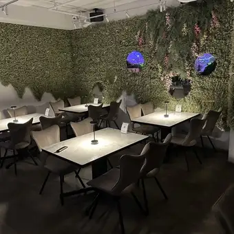 華やかなお花に囲まれた、ゆったりとくつろげるテーブル席。女子会や合コン、中規模のご宴会など、グループでのご利用にぴったりです。