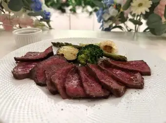 A5黒毛和牛ランプ肉のロースト　にんにく醤油