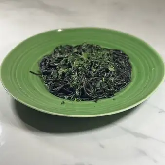 海のコクを味わう　イカ墨のパスタ