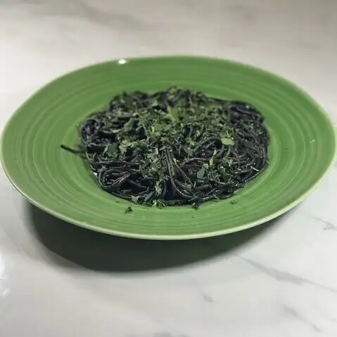 海のコクを味わう　イカ墨のパスタ