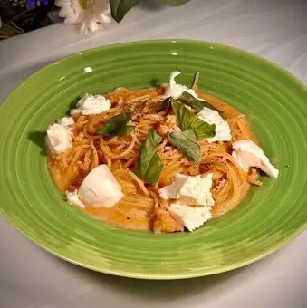 エビとモッツアレラのトマトクリームパスタ