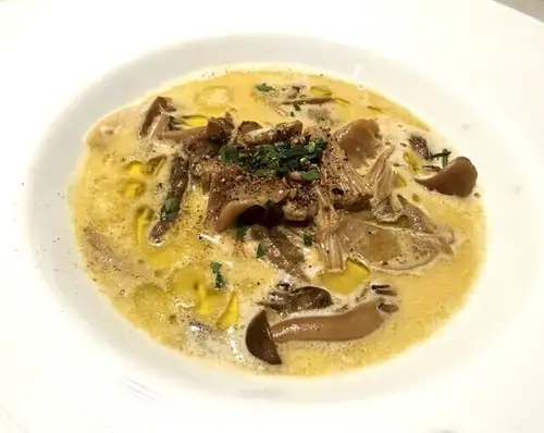 ポルチソース仕立てのラビオリ