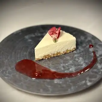 濃厚なめらかチーズケーキ　～ベリーソース添え～