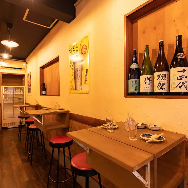 【2階は広々テーブル席☆最大24名まで宴会可能!少人数での飲み会から貸切まで大歓迎☆】2階はゆっくりお食事をお愉しみいただけるようテーブル席を完備!少人数での飲み会や貸切、2軒目利用も大歓迎です!古民家をリノベした温かみのある空間でお料理とお酒をお愉しみください!