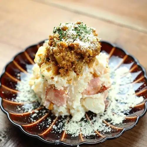 【スパイス香る一風変わったポテサラもご用意!】ポテトサラダ キーマカレーのせ 462円(税込)