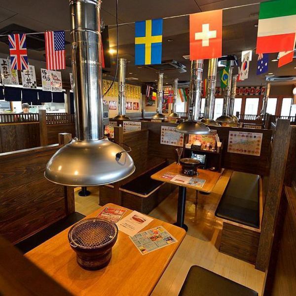 お店のメインフロアにはお一人様から4名様、6名様と少人数グループでのご利用にぴったりのBOX席をご用意。各テーブルの背後には仕切りがあり、プライベート感満載!タッチパネルをご用意しているので、ご注文も楽々♪プライベートな時間を満喫してお過ごしいただけます。和牛/わぎゅう/WAGYU/YAKINIKU/