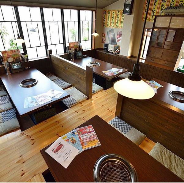 掘りごたつ席は、昔懐かしの柱時計や箪笥、往年のスターのポスターなどレトロな小物がいっぱいで、古き良き時代にタイムスリップしたかのような空間。20名様、24名様の2つの空間の襖をはずして44名様までの宴会も可能です。和牛/わぎゅう/WAGYU/YAKINIKU/
