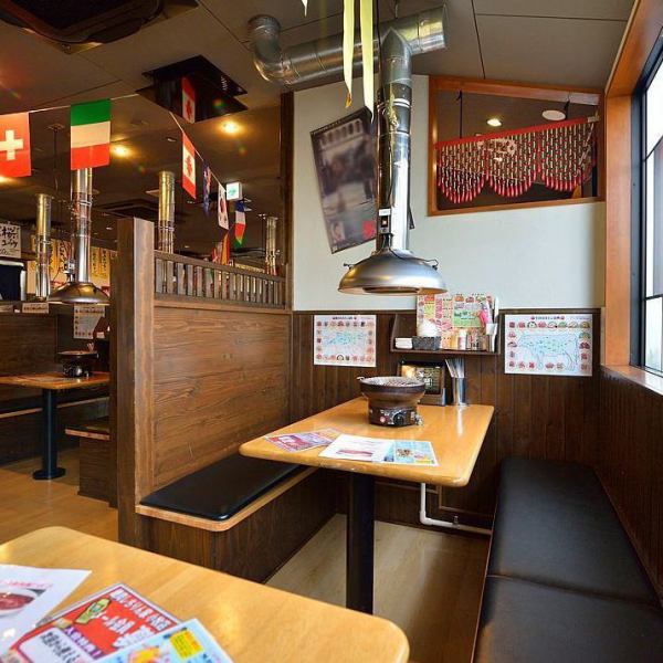 部署飲み会やご家族でのご会食に◎8名様までお使いいただけるテーブル席をご用意。ベンチシートとなっていますので、ゆったりとお過ごしいただけます。お隣のテーブルも使えば16名様までの宴会が可能!背の高い仕切りがありますので、個室風の空間の中、お食事をお愉しみいただけます。 和牛/わぎゅう/WAGYU/YAKINIKU/