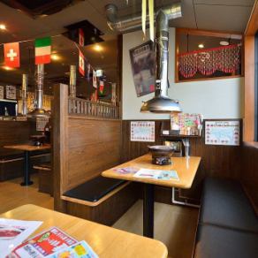 8名様までお使いいただけるテーブル席をご用意。ベンチシートとなっていますので、ゆったりとお過ごしいただけます。席の背後には背の高い仕切りをご用意。お隣のテーブル席と合せるとまるで個室のような雰囲気に。和牛/わぎゅう/WAGYU/YAKINIKU/