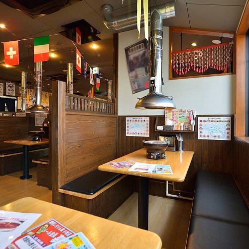 8名様までお使いいただけるテーブル席をご用意。ベンチシートとなっていますので、ゆったりとお過ごしいただけます。席の背後には背の高い仕切りをご用意。お隣のテーブル席と合せるとまるで個室のような雰囲気に。和牛/わぎゅう/WAGYU/YAKINIKU/