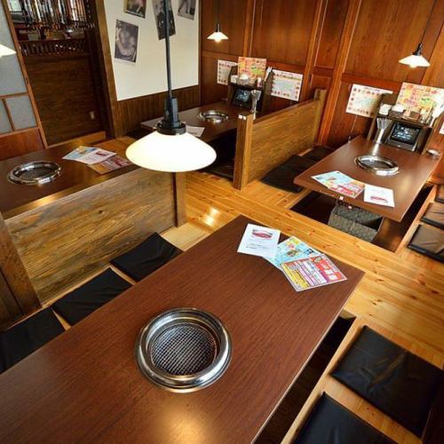 4名様×1、6名様×2、8名様×1の掘りごたつ席。通路を挟んで一列に14名様までのご宴会が可能です。こちらの空間も20名様以上で貸切としてご利用いただけます。和牛/わぎゅう/WAGYU/YAKINIKU/