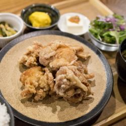 ☆Lunchtime only☆ Delicious fried young chicken [all-you-can-eat] set meal