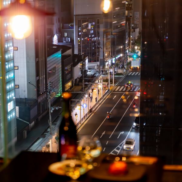 夜景の見えるレストラン！デートからパーティまで幅広い使い方が可能。カップルに人気の窓際席は事前予約をぜひ◎デートや女子会、誕生日会にピッタリのオシャレでおいしいドリンク♪夜景をバックに乾杯☆