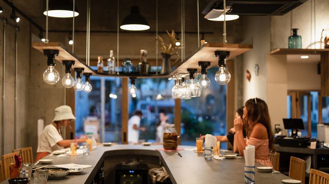 【宫古岛首创！U字型吧台】吧台座位让我们感到自豪！与工作人员一起畅谈如何享用宫古岛独有的美食。