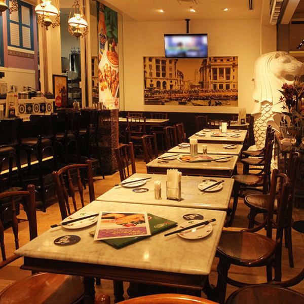 店内は明るく開放的で、カジュアルながらも清潔感があります。お一人様でも気軽に利用できるカウンター席から、グループで賑やかに楽しめるテーブル席まで、様々なシーンに対応可能です。日常使いはもちろん、仕事帰りのサクッと一杯や、友人とのランチにも最適。肩の力を抜いて美味しい料理を味わえる、居心地の良い空間。