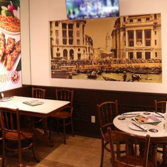 デートや少人数での食事に最適な2名掛けテーブルを8卓ご用意。他のお客様を気にせず、二人の時間を満喫できます。落ち着いた雰囲気の中で、シェフ特製の逸品と生タイガービールをじっくり味わうのに最適。普段使いから特別な日まで、幅広くご利用いただけます。