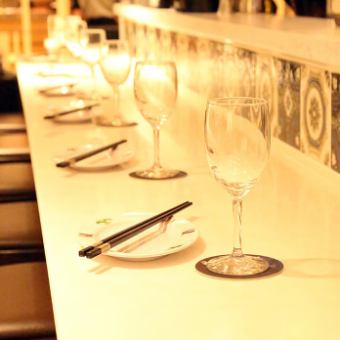 お一人様でも気軽に立ち寄れるカウンター席が9席ございます。活気ある店内の雰囲気を感じながら、自分だけの時間を満喫できます。サッと食事を済ませたい時や、お仕事帰りの一杯にも最適。本場の味を気軽に楽しみたい方に、ぜひおすすめです。